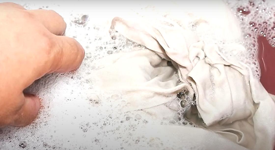 Замачиваем одежду со следами краски Замачиваем одежду со следами краски