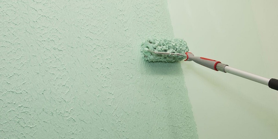 Чтобы перед работой в слое краски не оставался ворс, инструменты, особенно дешевые, лучше замочить в мыльном растворе на 2 часа, затем промыть и высушить. Чтобы перед работой в слое краски не оставался ворс, инструменты, особенно дешевые, лучше замочить в мыльном растворе на 2 часа, затем промыть и высушить.