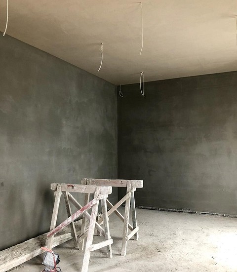 В самых сложных случаях, когда отклонения намного больше 50 мм, штукатурку не применяют. Слишком велик риск того, что материал со временем отслоится. В таких случаях выбирают гипс.