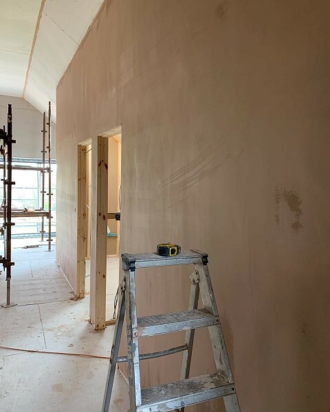 Грунтовку наносят в один или несколько слоев. После нанесения грунтовки необходимо дождаться ее полного высыхания. Такое основание считается подготовленным к оштукатуриванию.