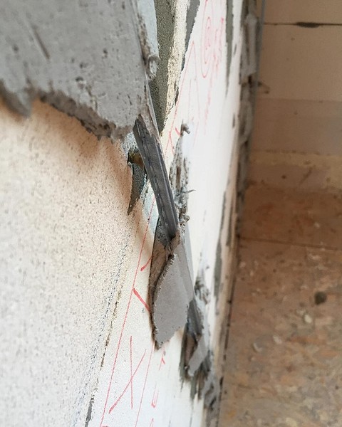 Установка каждого маяка должна контролироваться уровнем. Кроме того, проверяем надежность фиксации. Если профиль падает или смещается, работу необходимо переделывать.