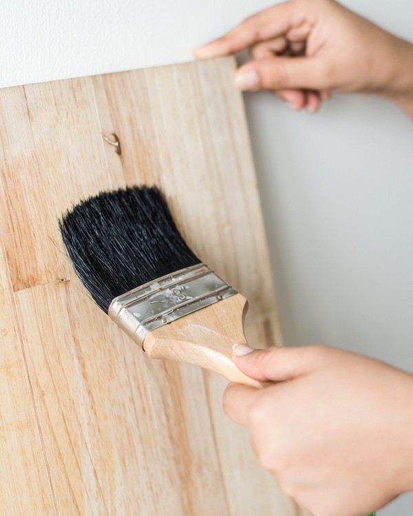 Древесину лучше обработать раствором, который не только отталкивает воду, но и препятствует появлению вредителей и их проникновению в материал.