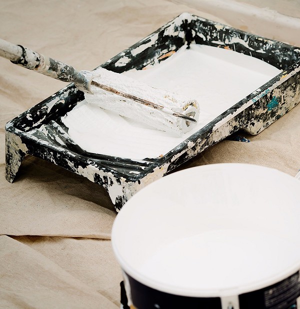 Для ее обработки используйте валик со средним ворсом. Рекомендуем плотно сжимать его в ванночке, чтобы раствор не превратился в капельки. Если вы новичок, используйте короткий рулон...