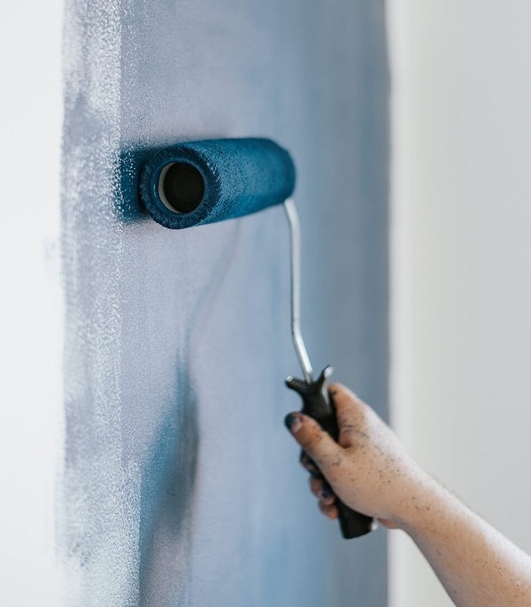 Краску обычно наносят в несколько слоев, в зависимости от степени покрытия. Перед применением прочтите инструкцию, так как некоторые составы необходимо разводить специальными растворами...