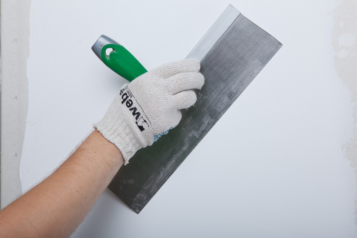 наносим шпаклевку шпателем