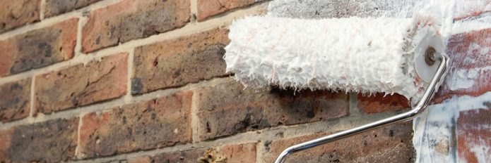 Обработать кирпичную стену грунтовкой