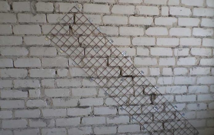 Ремонт трещины в кирпичной стене с помощью металлической сетки