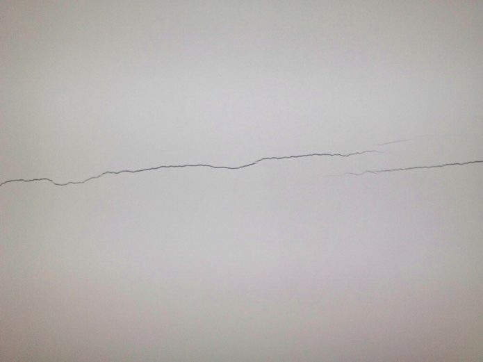 Трещина во внутренней стене после отделки