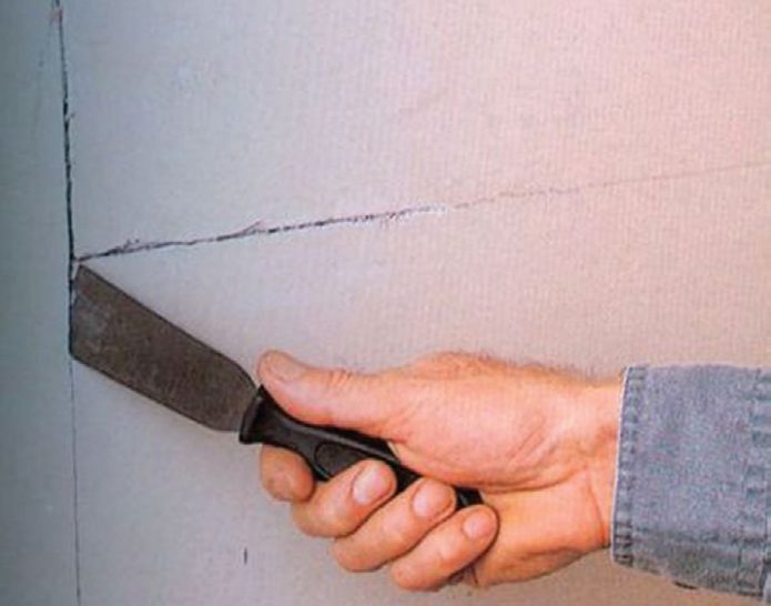 Подготовьте стену к заделке трещины