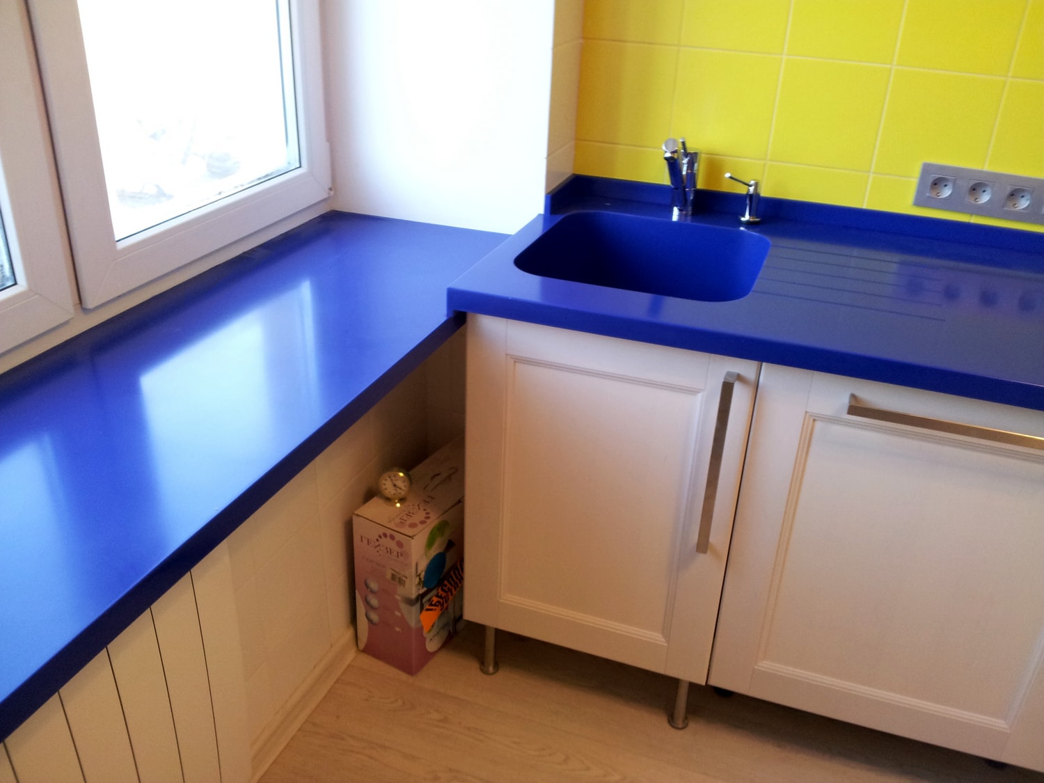 Синяя оконная рама