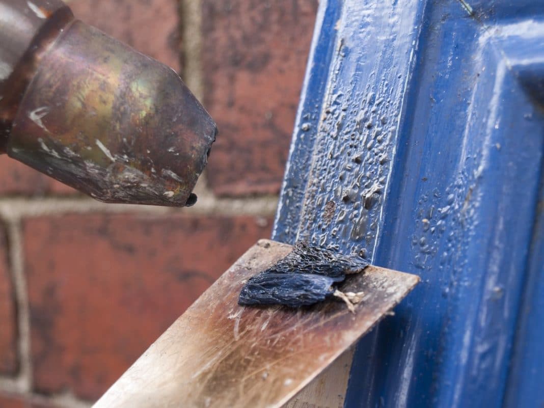 Удаление краски с двери