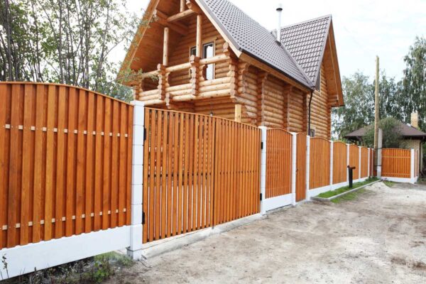 Крашеный забор на участке