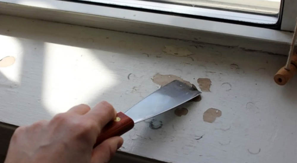 Удаление старой краски с подоконника Подоконник и шпатель