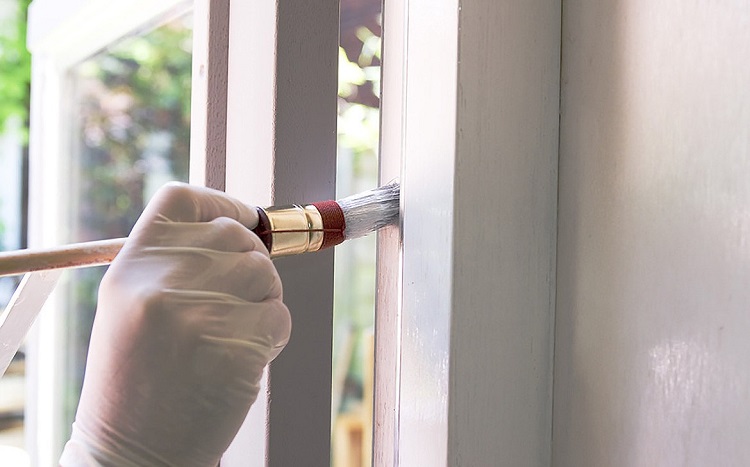 покрасить деревянную раму кистью