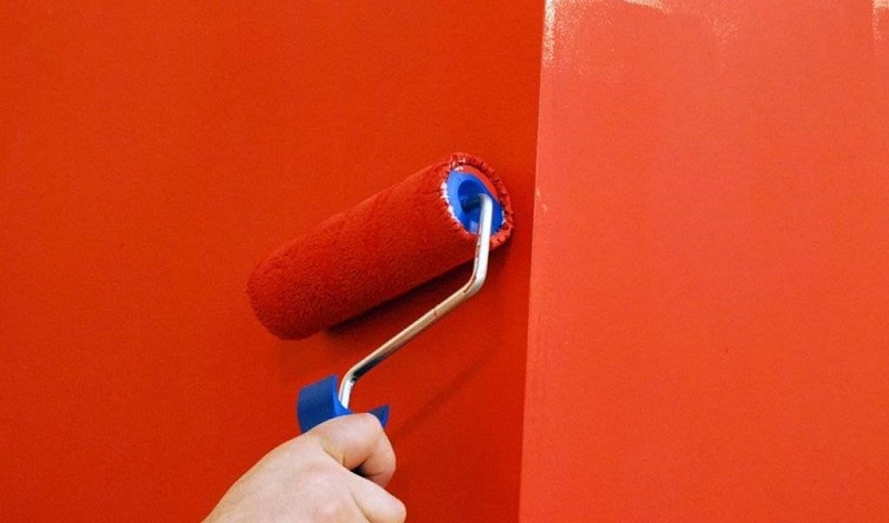 Второй слой краски следует наносить только после полного высыхания первого