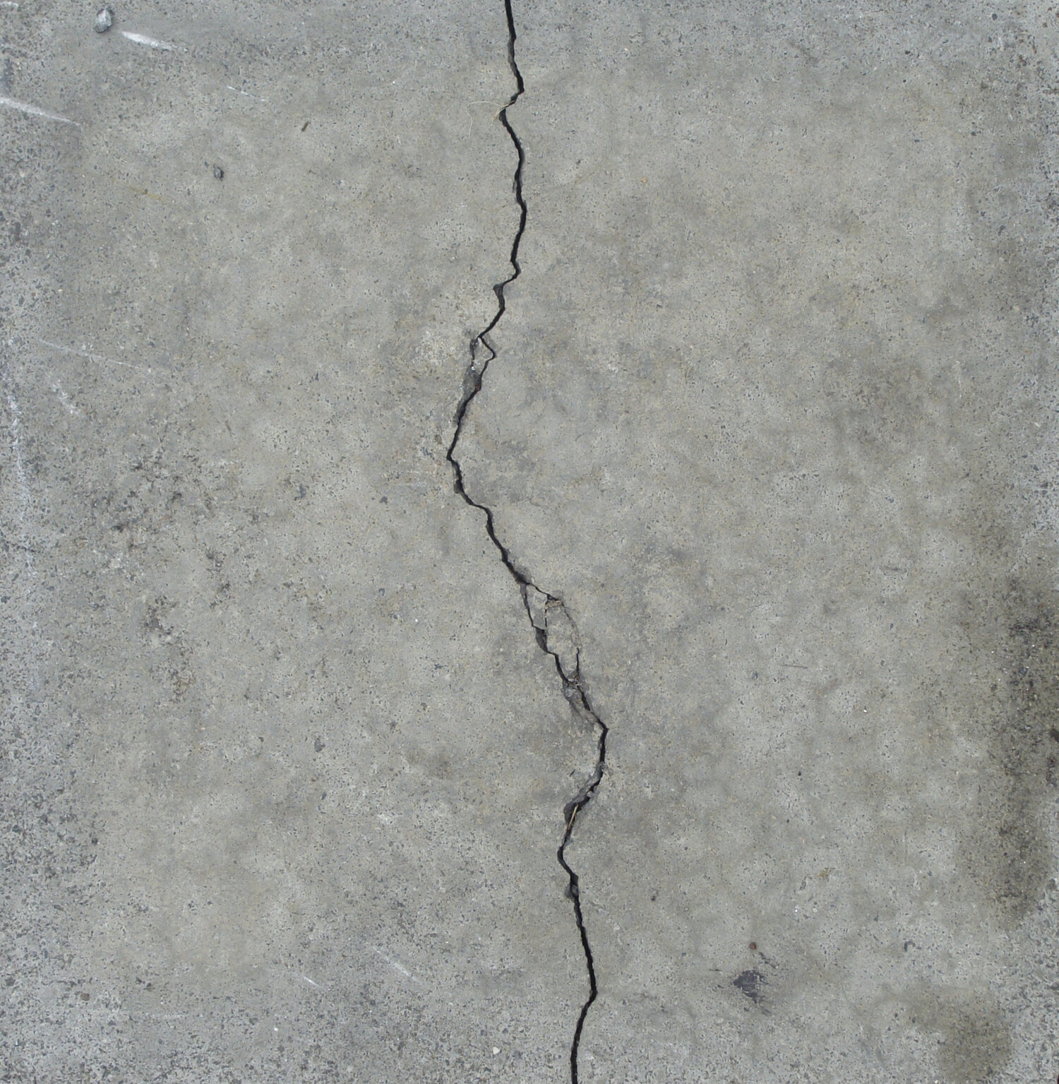 Трещины в стене: причины и решения