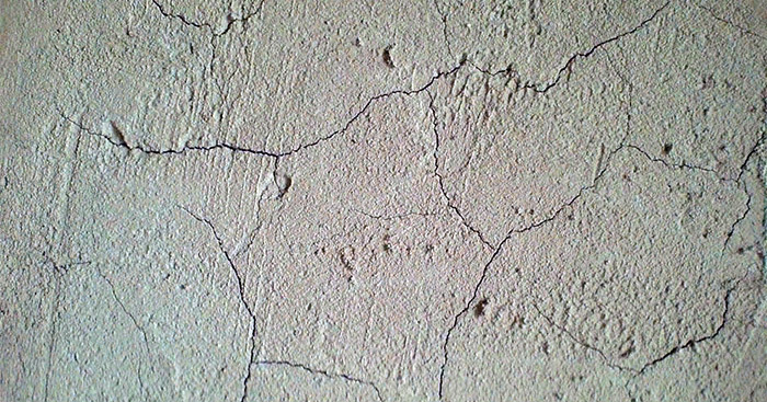 Трещины в стене: причины и решения